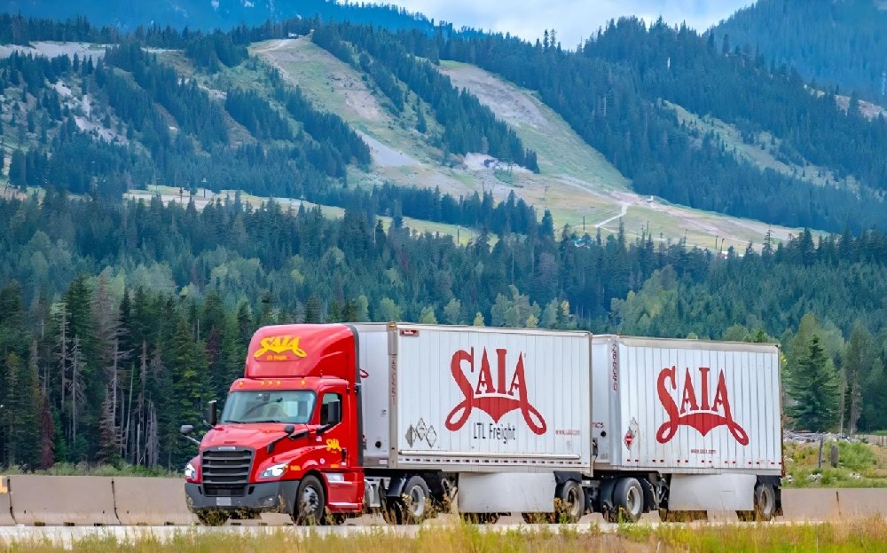 US LTL pricing maintains record high as truckload slumps